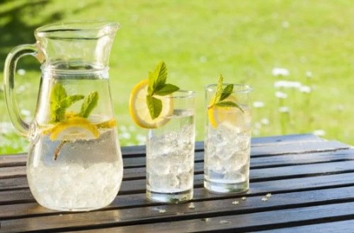 Limonlu suyu belə içmək olmaz! –4 mənfi təsiri