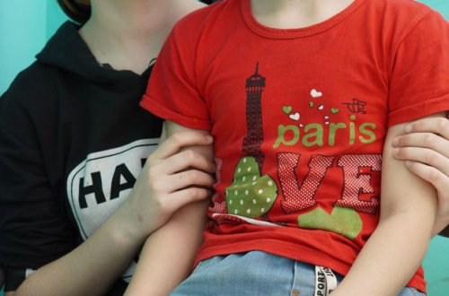 Əvvəl ananın, sonra nənənin küçəyə atdığı bacılar sığınacağa YERLƏŞDİRİLDİLƏR