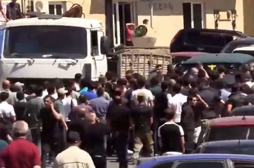 Tavuşda UAZ markalı avtomobilin nümayişçilərin üzərinə sürülməsi ilə bağlı beş nəfər həbs edildi - VİDEO