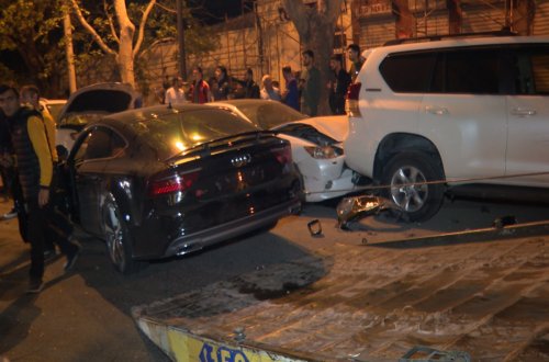 Bakıda zəncirvari qəza: 10-a yaxın maşına zərər dəydi - VİDEO