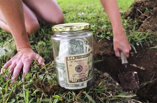 Azərbaycanda uşaq evdən 45 min oğurlayıb bağda gizlətdi