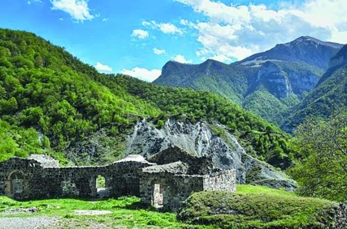 Kəlbəcərdə yük maşını aşıb, ölən var