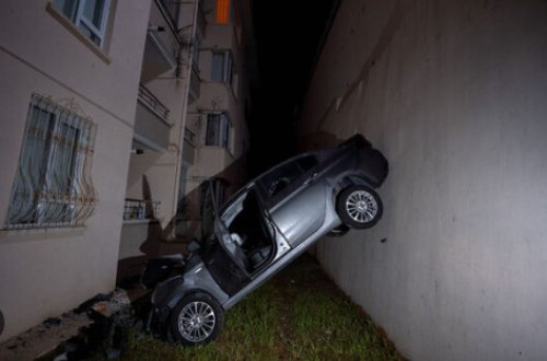 İnanılmaz hadisə: Avtomobil evin 3-cü mərtəbəsinə çırpıldı - VİDEO