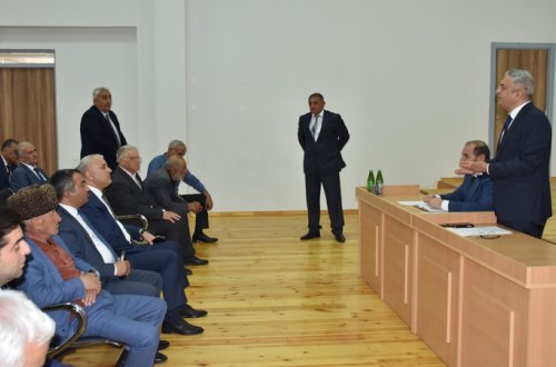 İcra başçısından mikrafonla danışmağı tələb edən şəxs cəzalandırılıb