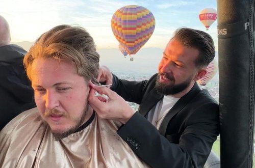 Türkiyəli bərbər müştərilərinə hava balonunda xidmət göstərdi - VİDEO