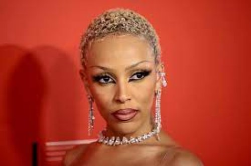 Alt paltarında mağazaları gəzdi - FOTOLAR