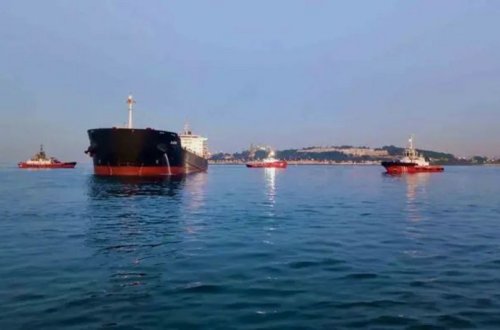 Bosfor boğazında gəmi saya oturub