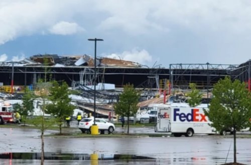 Qasırğa nəticəsində çökən anbarda onlarla insan köməksiz qaldı