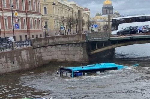Rusiyada sərnişin avtobusu çaya düşüb, bir nəfər ölüb