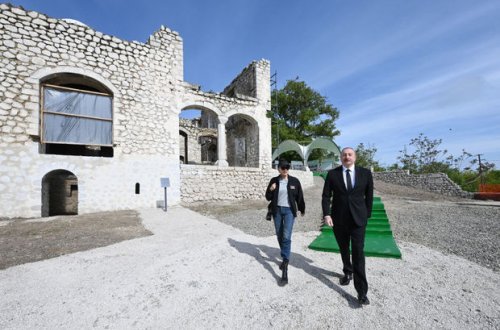 İlham Əliyev və Mehriban Əliyeva Çöl Qala məscidində aparılan bərpa işləri ilə tanış olublar - YENİLƏNİB+ FOTO