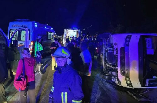 Türkiyədə şagirdlərin olduğu avtobus dərəyə aşıb, 25 nəfər xəsarət alıb