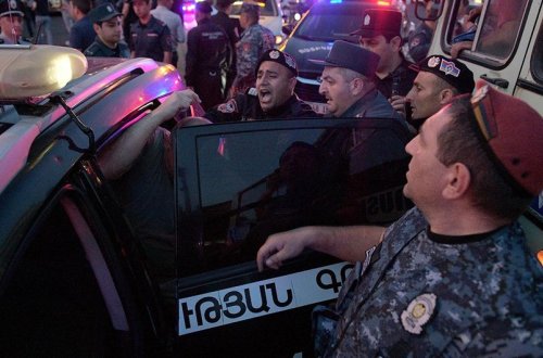 Ermənistan polisi Eçmiədzində silah-sursat gəzdirməkdə şübhəli bilinən 6 nəfəri saxlayıb
