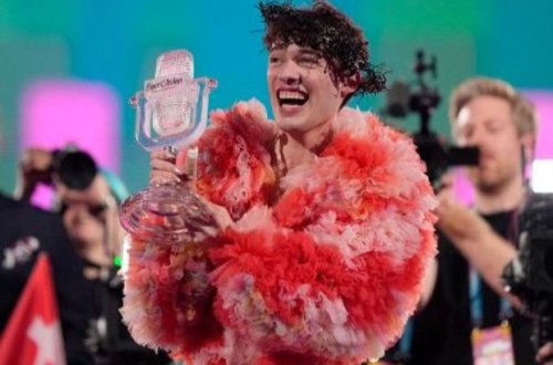 “Avroviziya-2024”ün qalibi mükafatını səhnədə sındırıb - VİDEO