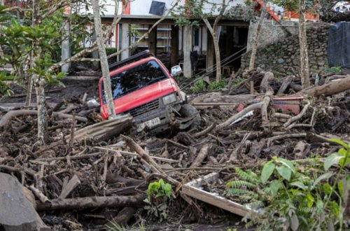 İndoneziyada vulkan püskürdü: Axan lava kəndləri uddu