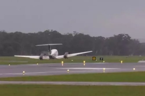 Təyyarə eniş qurğusu olmadan yerə enib