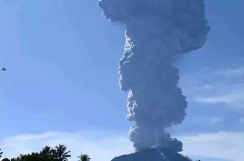İbu vulkanında püskürmə baş verib