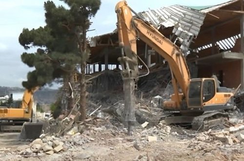 Bakının mərkəzində üç ilə tikilən hotel üç günə söküldü (VİDEO)