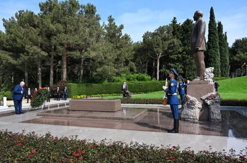 Belarus Prezidenti Ulu Öndər Heydər Əliyevin məzarını ziyarət edib