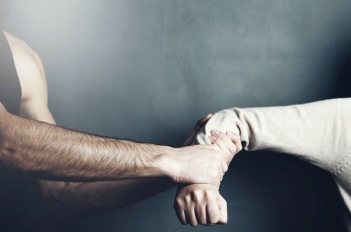 Bakıda qadın əri və oğlu tərəfindən döyülüb