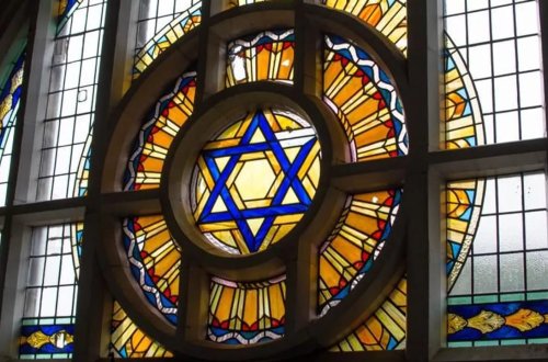 Fransada sinaqoqa silahlı hücum olub