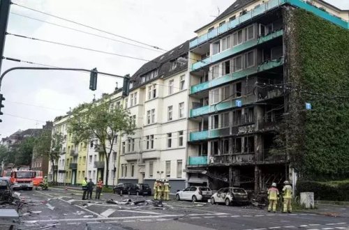 Almaniyada yaşayış binasında baş verən partlayışdan sonra yanğın baş verib