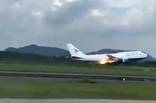 Mühərriki alovlanan təyyarə təcili eniş edib