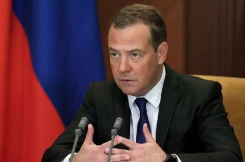 Medvedev Zelenskini oğurluqda ittiham etdi