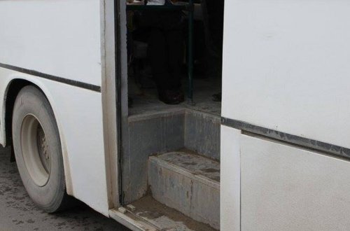 Bakıda avtobusdan yıxılan qadın təkərin altında qalaraq ölüb
