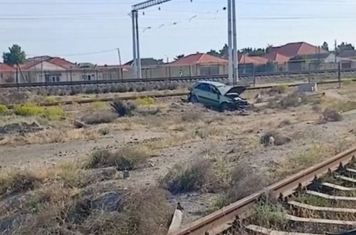 Bakıda minik avtomobili dəmir yolu xəttinin üzərinə aşıb