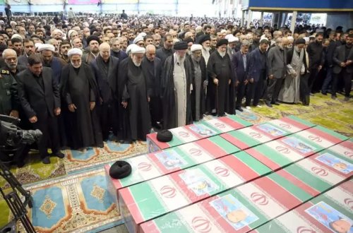 İranda cənazə namazını dini lider qıldırdı