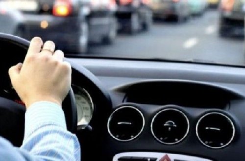 Bakıda yolda özbaşınalıq: Qadın maşının qarşısını kəsib yumruq atdı - VİDEO