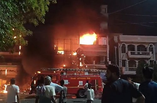 Yeni Dehlidə baş verən yanğında 7 yeni doğulmuş körpə ölüb