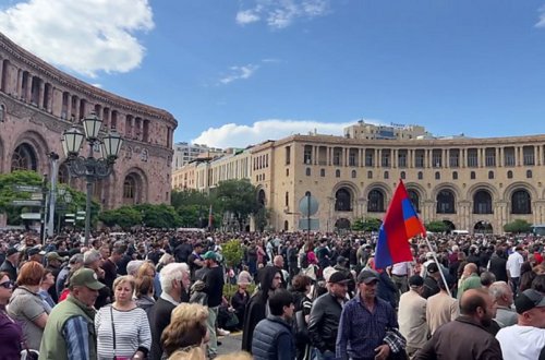 İrəvanda etiraz aksiyasında deputat döyülüb