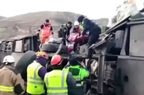 Peruda sərnişin avtobusu ilə qatar toqquşub