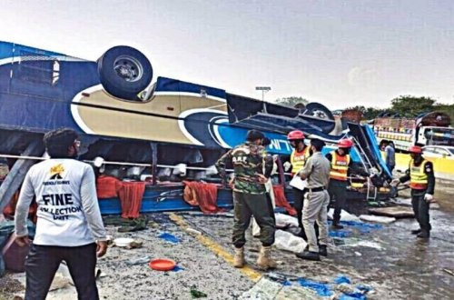 Pakistanda avtobus qəzasında 28 nəfər ölüb