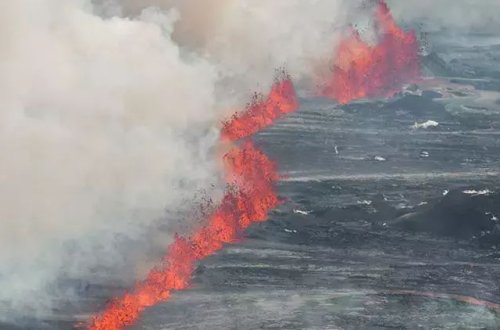 İslandiyada vulkan aktivliyi 2,5 kilometr uzunluğunda vulkanik çat yaradıb