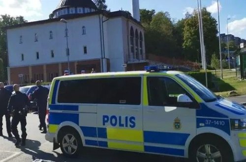 İsveçdə məscidin qarşısına 