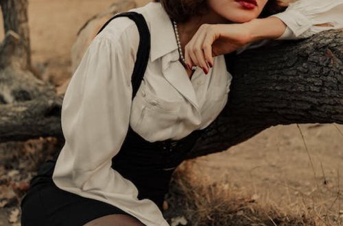 Ərinə əsəbiləşən qadın küçənin ortasında SOYUNDU - VİDEO