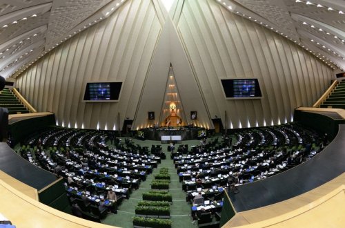 İran parlamentində deputatlar arasında əlbəyaxa dava düşüb