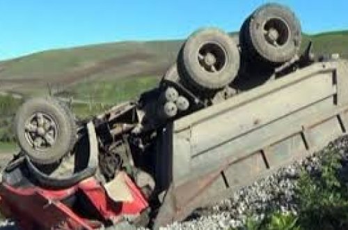 Cəlilabadda yük maşını aşıb, xəsarət alan var