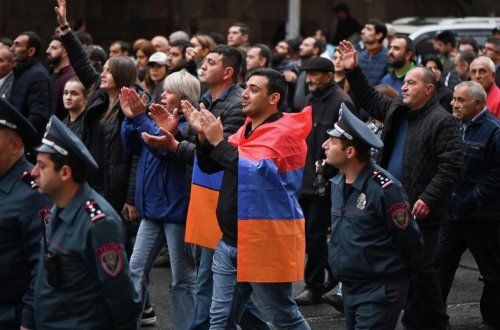 Polislə etirazçılar arasında qarşıdurma yaşanıb, saxlanılanlar var - YENİLƏNİB