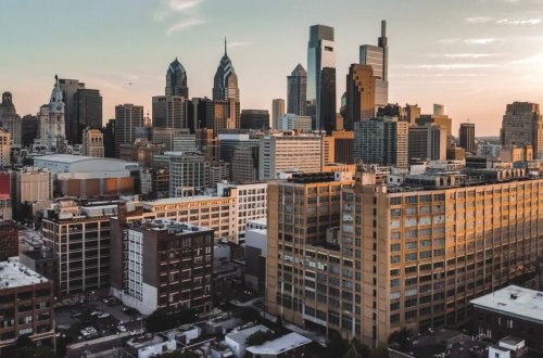 FETÖ rəhbərinin malikanəsini çəkmək istəyən türkiyəli jurnalistə hücum - VİDEO