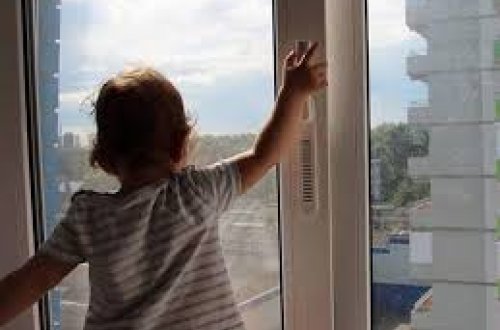 Rusiyada doqquzuncu mərtəbədən yıxılan uşaq sağ qaldı