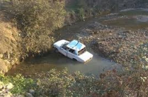 Tovuzda avtomobil çaya düşüb, ölən var