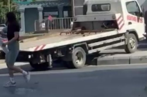 Bakıda evakuator sürücüsü qaydaları heçə sayıb bordürə çıxdı - VİDEO