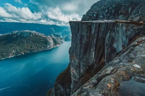 Norveçdəki məşhur uçurum can aldı