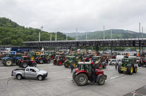 Fransız və ispan fermerlər sərhəddə etiraz aksiyası keçiriblər