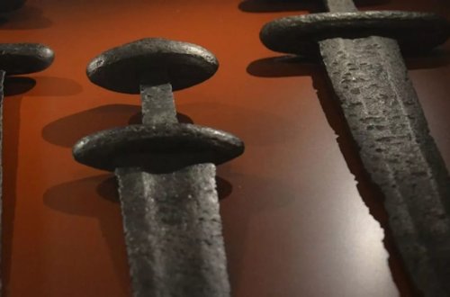 Norveçli fermer tarlasında 1000 illik vikinq qılıncı tapdı