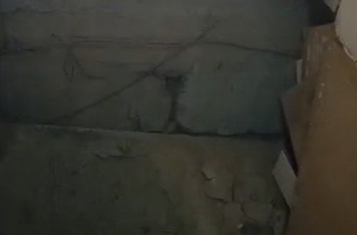 Bakıda blokun girişi çökdü, qadın yaralandı - VİDEO