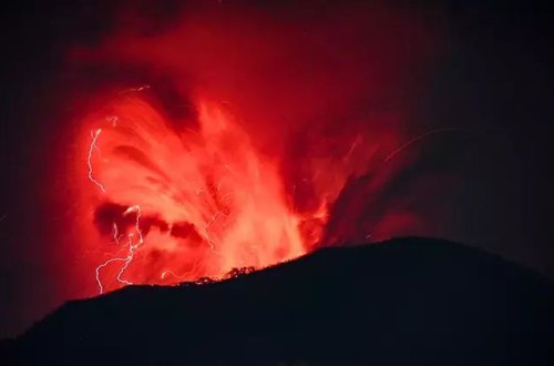 İndoneziyada İbu vulkanında püskürmələr davam edir